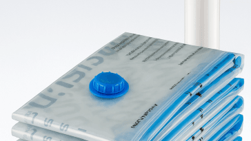 Sacchetti sottovuoto con pompa a mano Amazon Basics: set da 5 pezzi con pompa manuale, idea regalo del giorno per organizzazione domestica