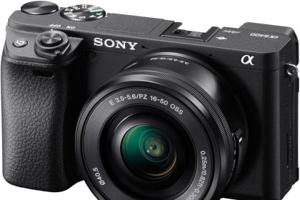 Sony A6400 recensione: fotocamera mirrorless nera con obiettivo 16-50mm
