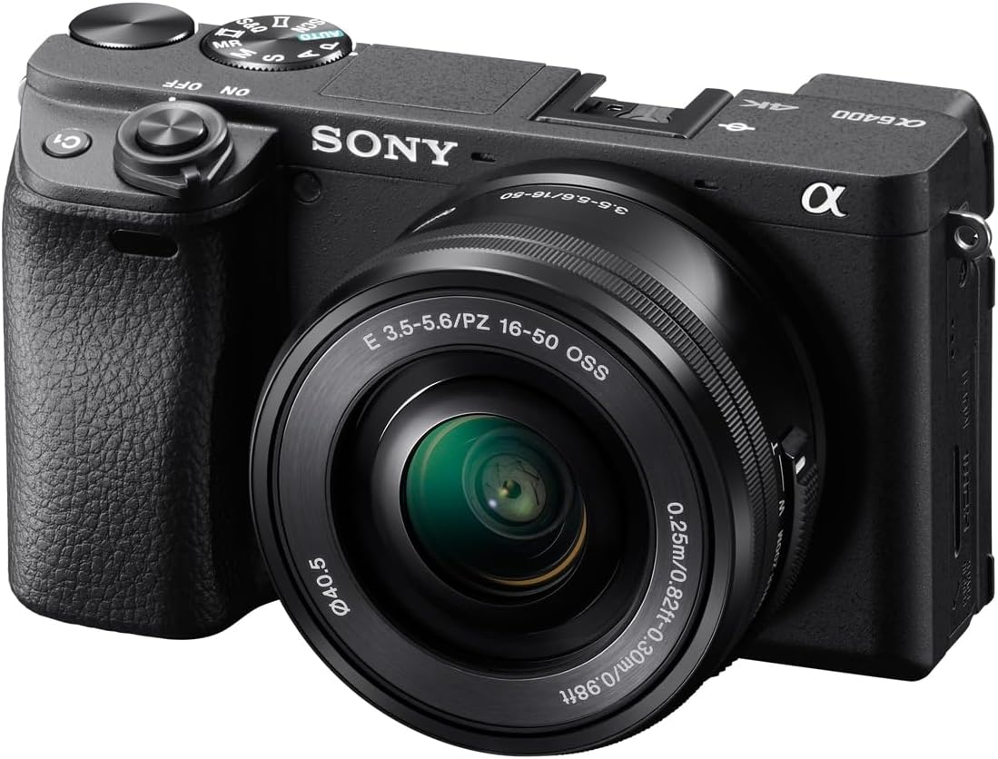 Sony A6400 recensione: fotocamera mirrorless nera con obiettivo 16-50mm